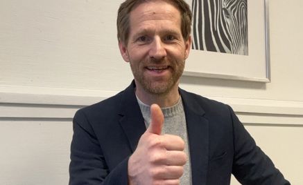 en person som gir tommel opp