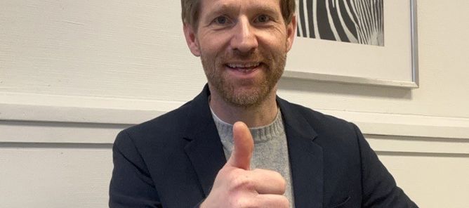 en person som gir tommel opp