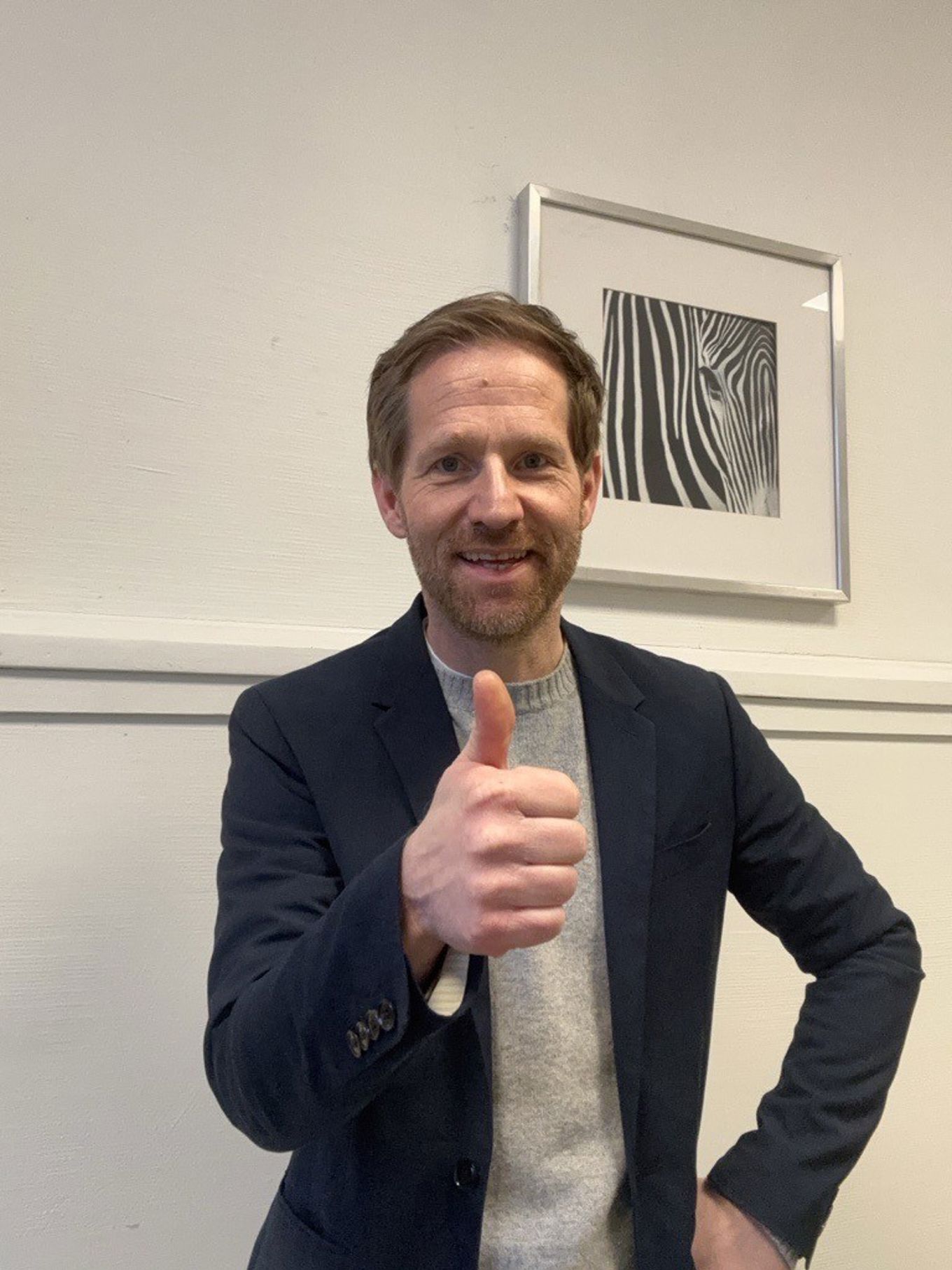 en person som gir tommel opp en person som gir tommel opp