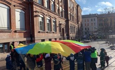 Barn leker med fallskjerm