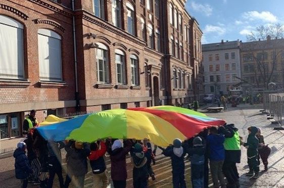 Barn leker med fallskjerm