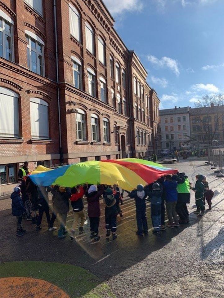 Barn leker med fallskjerm