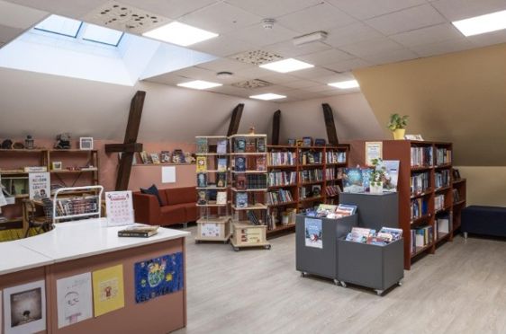 et bibliotek med bøker i hyllene