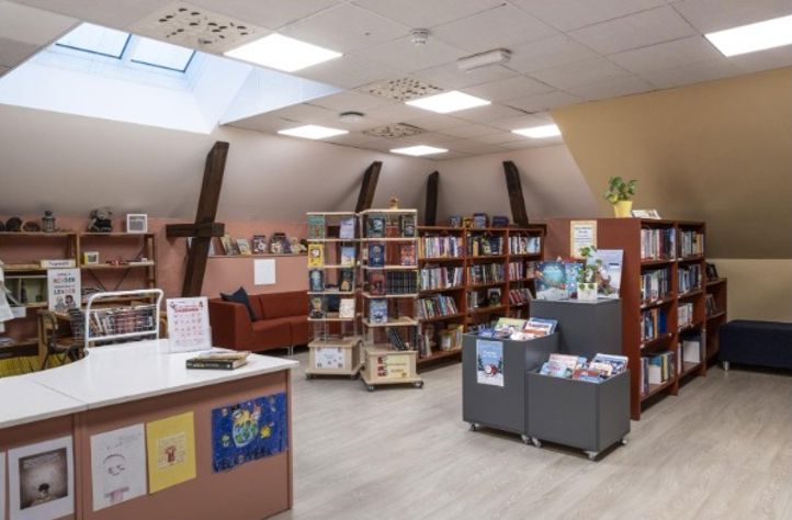 et bibliotek med bøker i hyllene