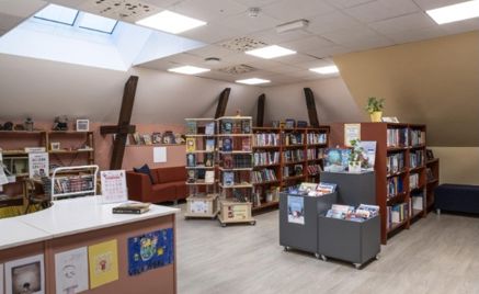 et bibliotek med bøker i hyllene et bibliotek med bøker i hyllene