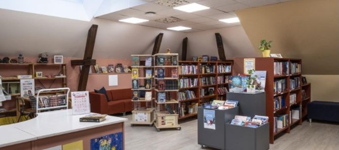 et bibliotek med bøker i hyllene et bibliotek med bøker i hyllene