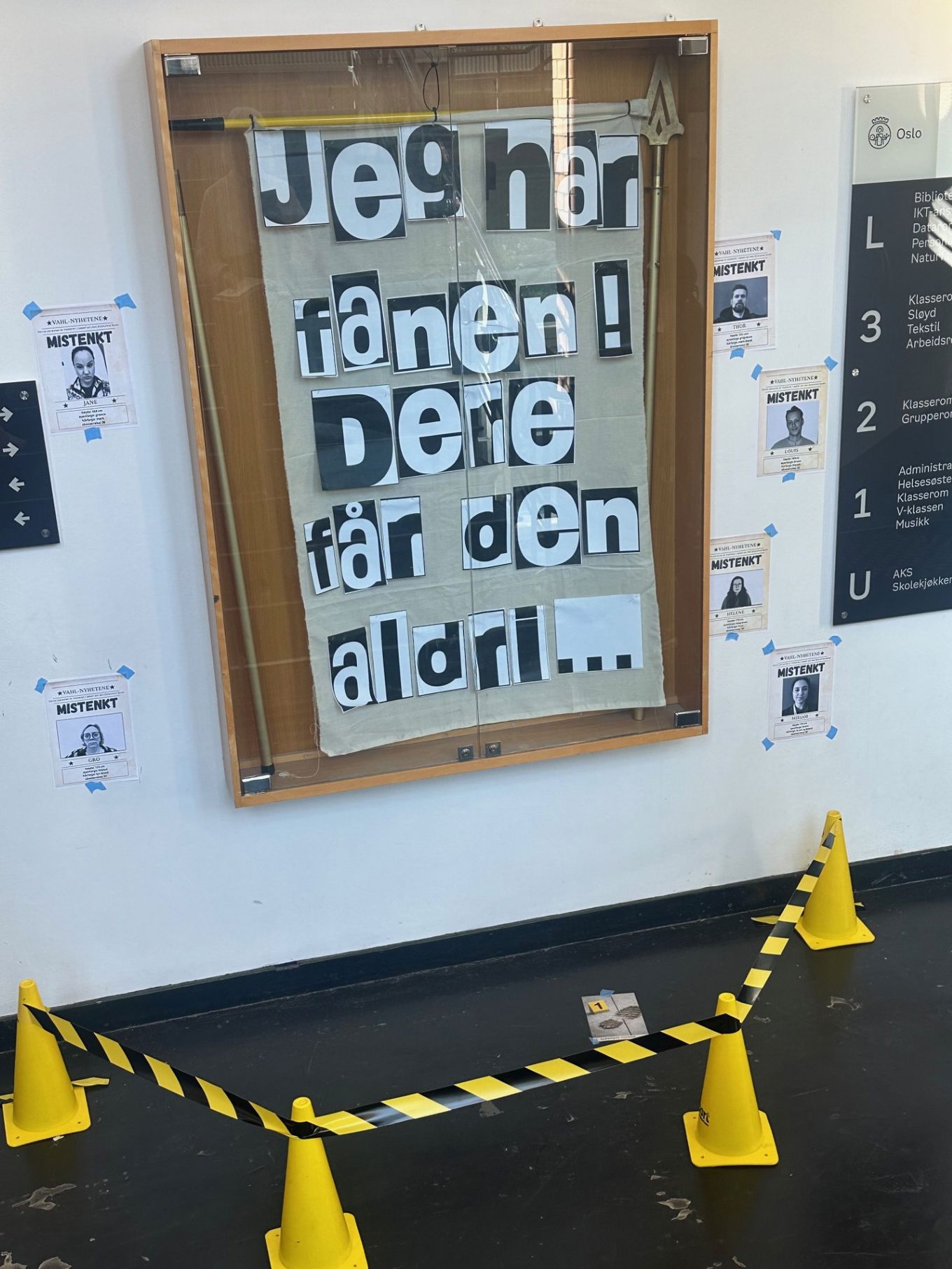 et skilt på en vegg